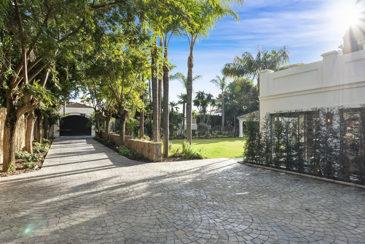Detached Villa in Nueva Andalucía