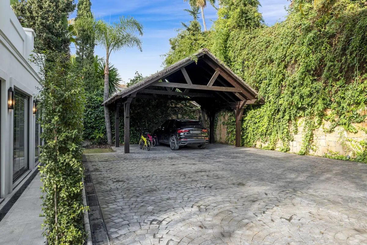 Detached Villa in Nueva Andalucía