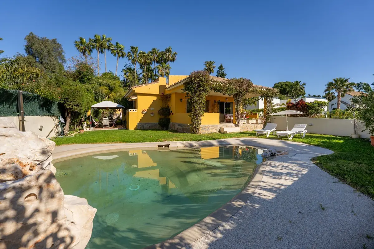 Detached Villa in El Paraiso
