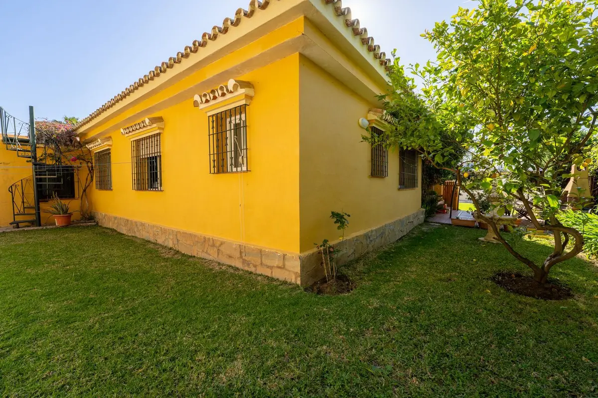 Detached Villa in El Paraiso