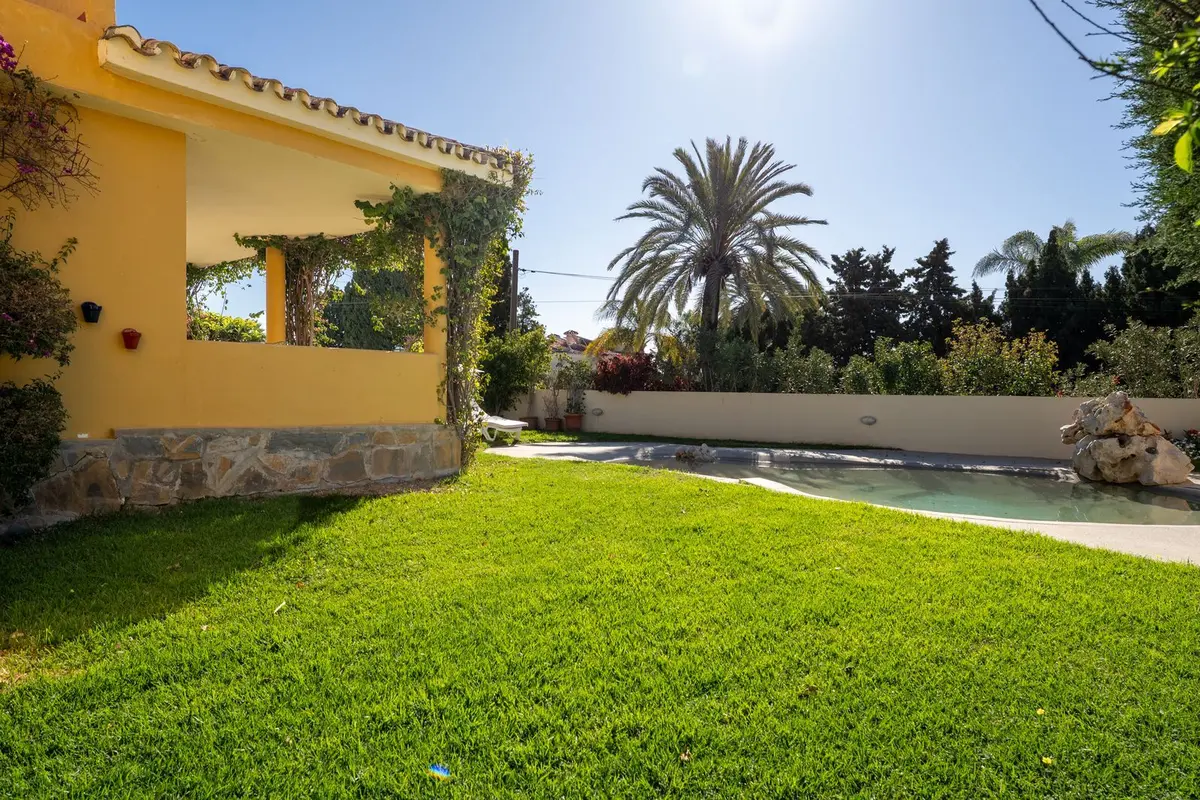 Detached Villa in El Paraiso