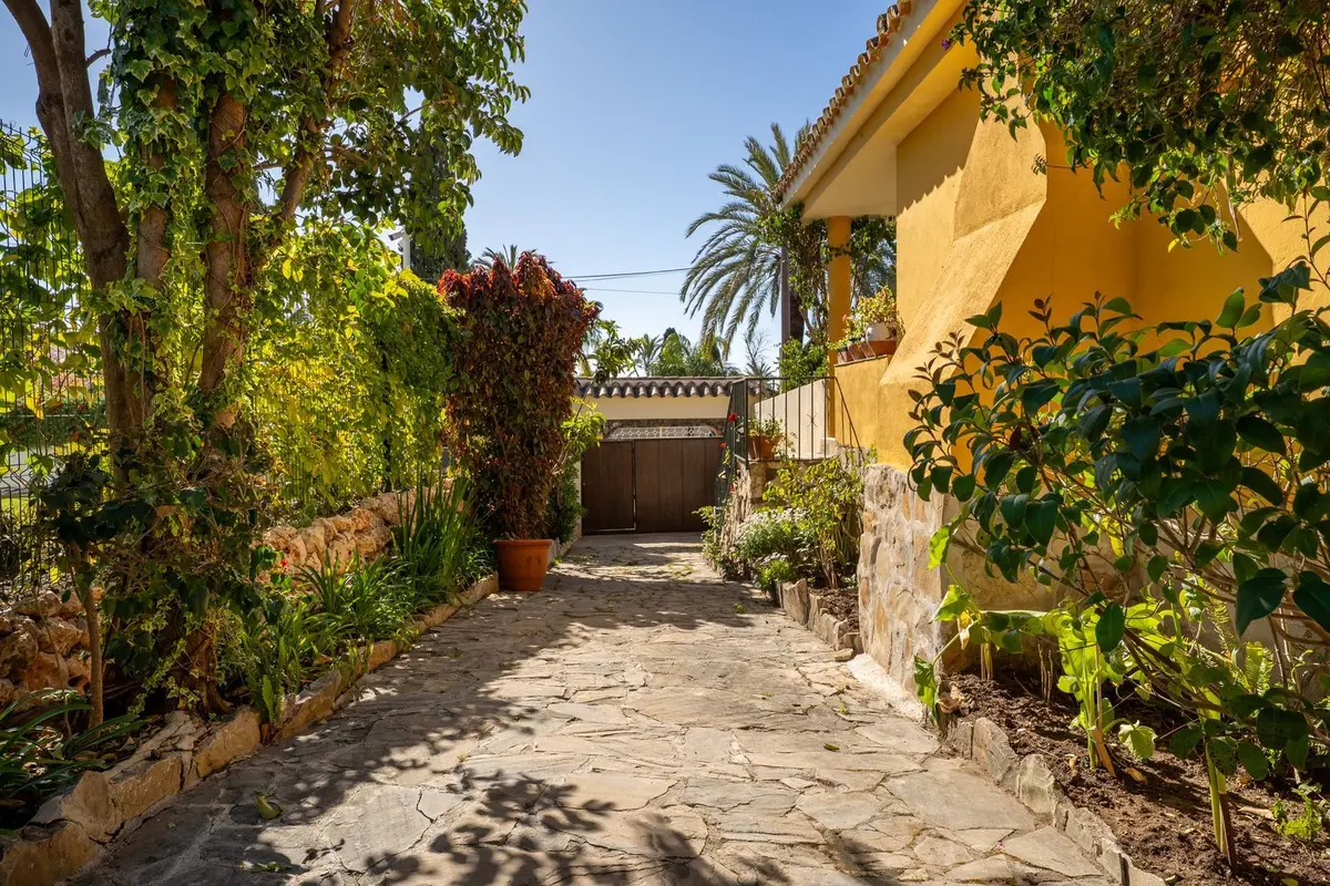 Detached Villa in El Paraiso