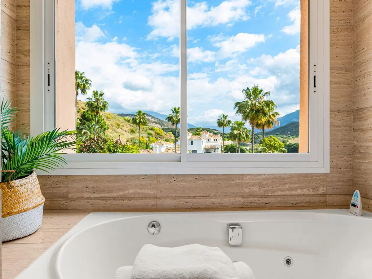 Middle Floor Apartment in Nueva Andalucía