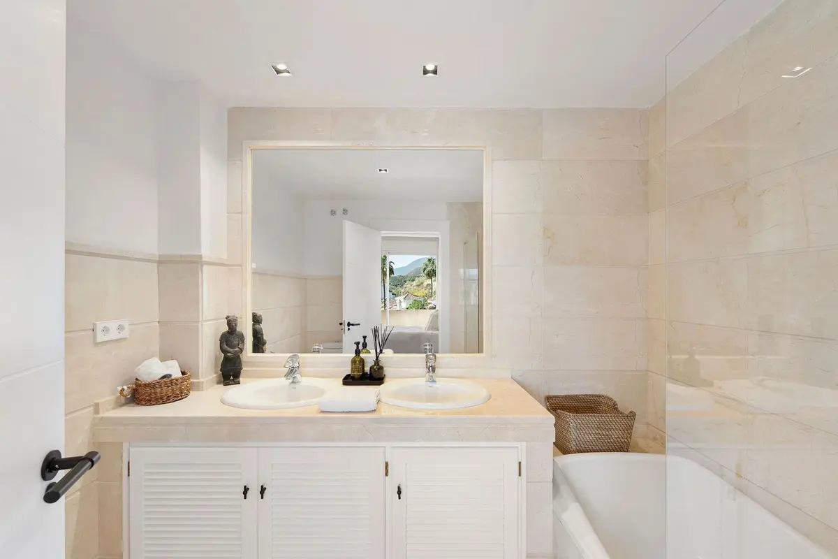 Middle Floor Apartment in Nueva Andalucía