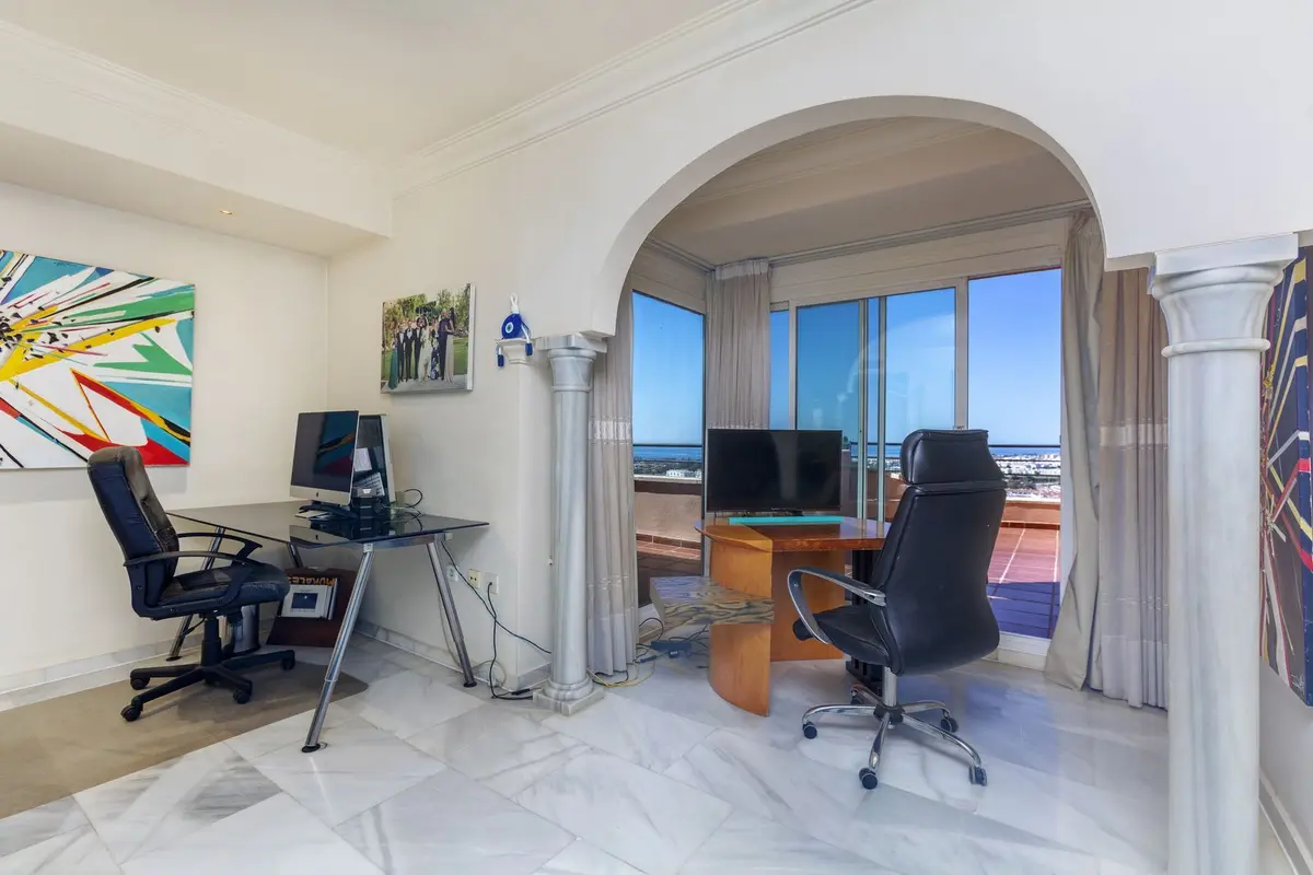 Middle Floor Apartment in Nueva Andalucía