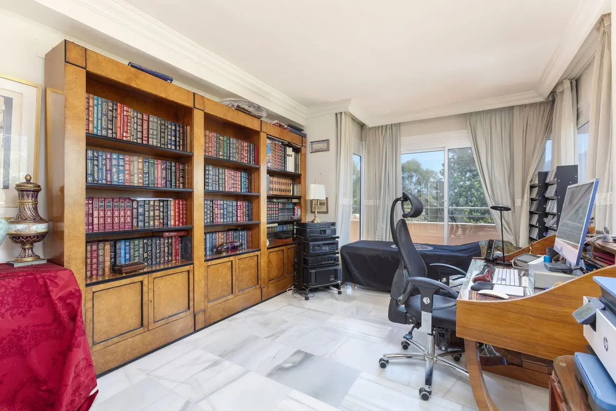 Middle Floor Apartment in Nueva Andalucía