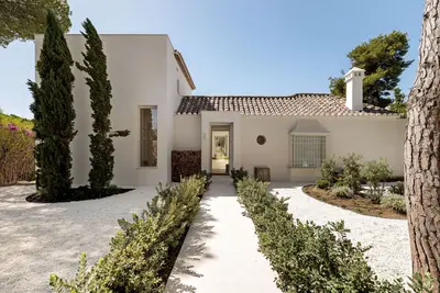 Renovated Mountain View Villa in El Paraíso on 1,410 m² Plot