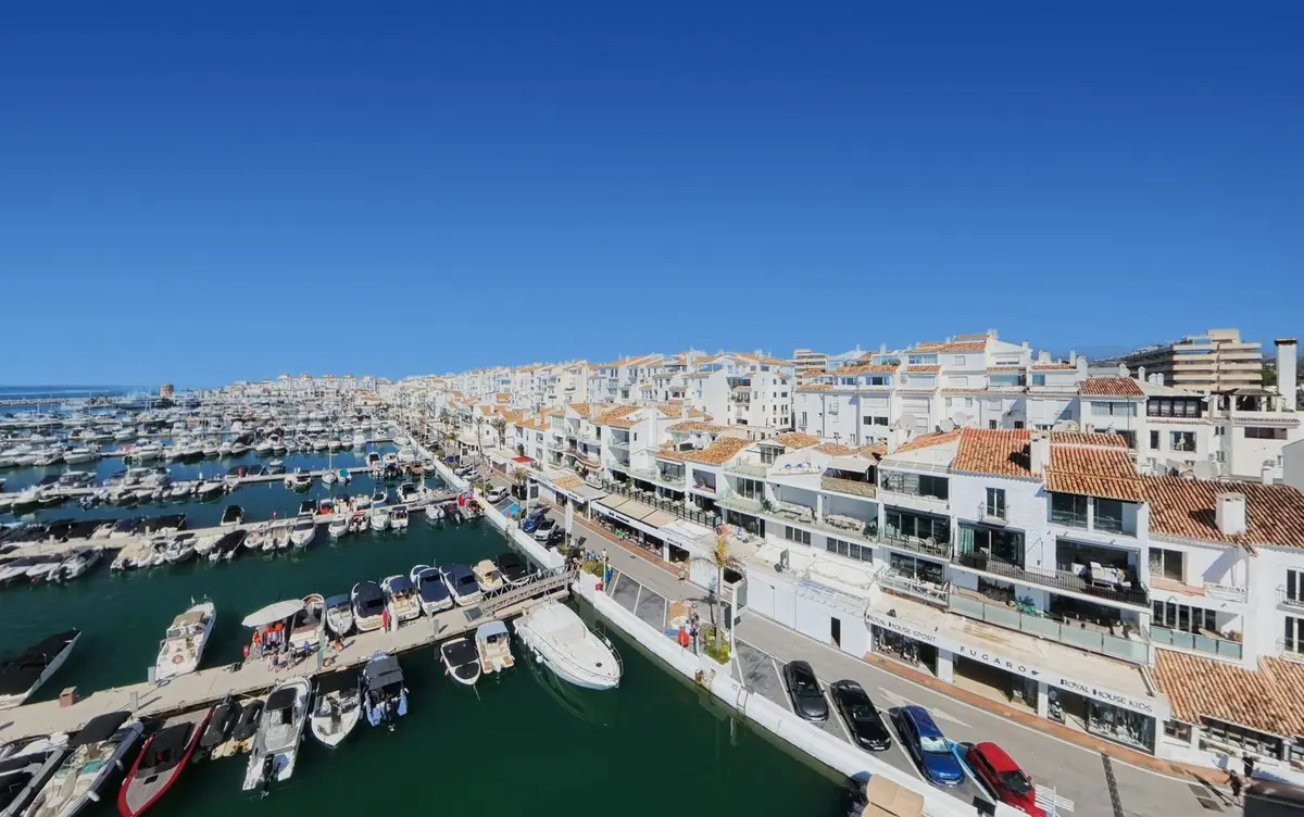 Top Floor Apartment in Puerto Banús