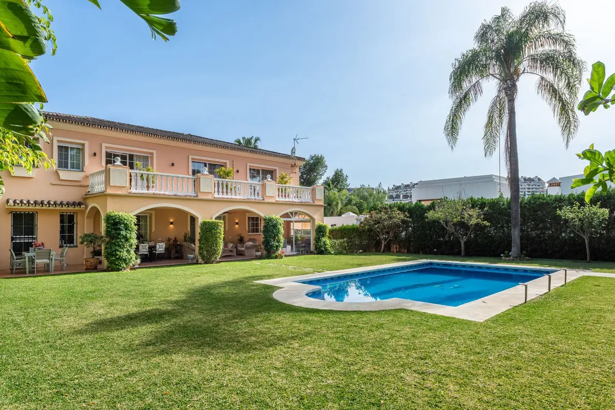 Detached Villa in Nueva Andalucía