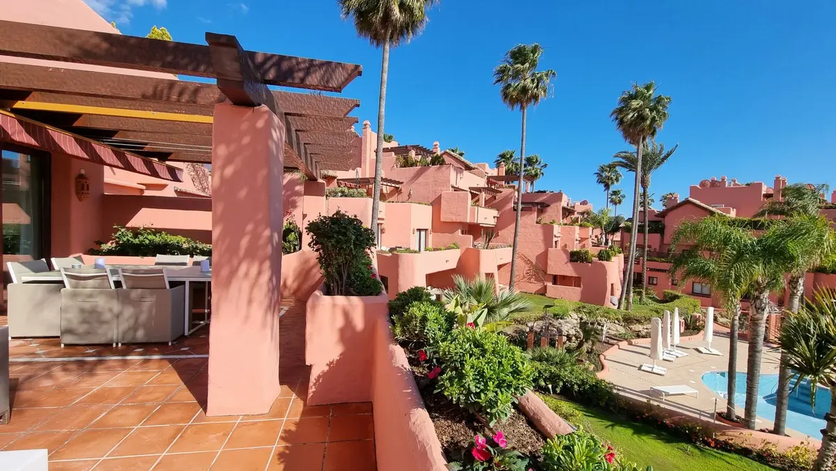 Middle Floor Apartment in Estepona