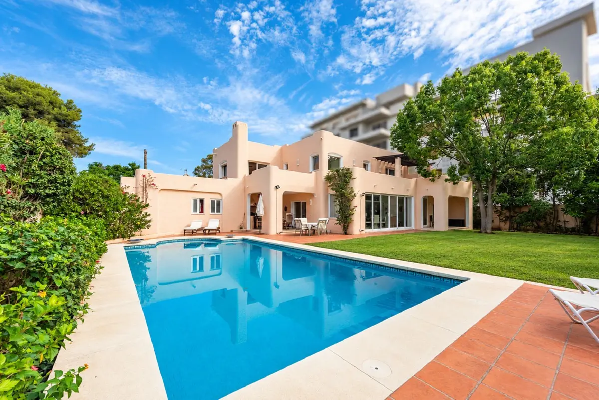 Detached Villa in El Paraiso