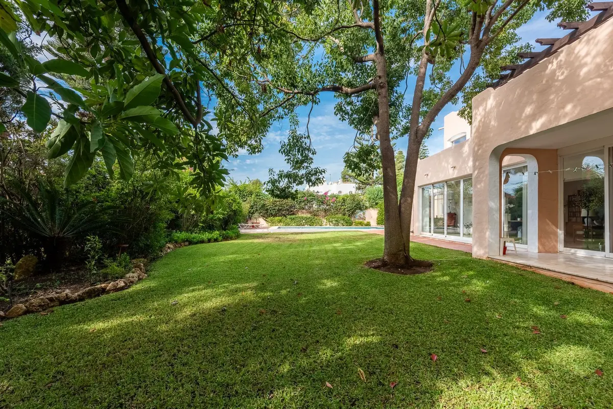 Detached Villa in El Paraiso