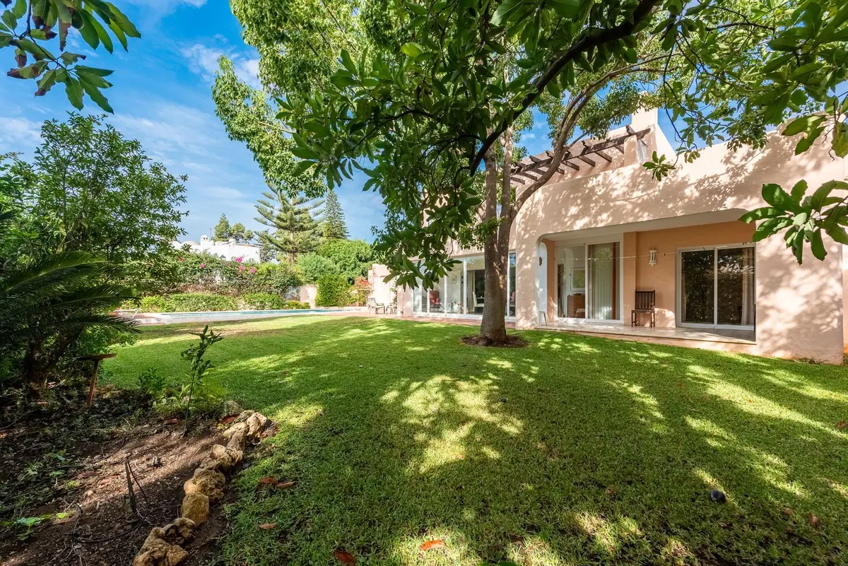 Detached Villa in El Paraiso