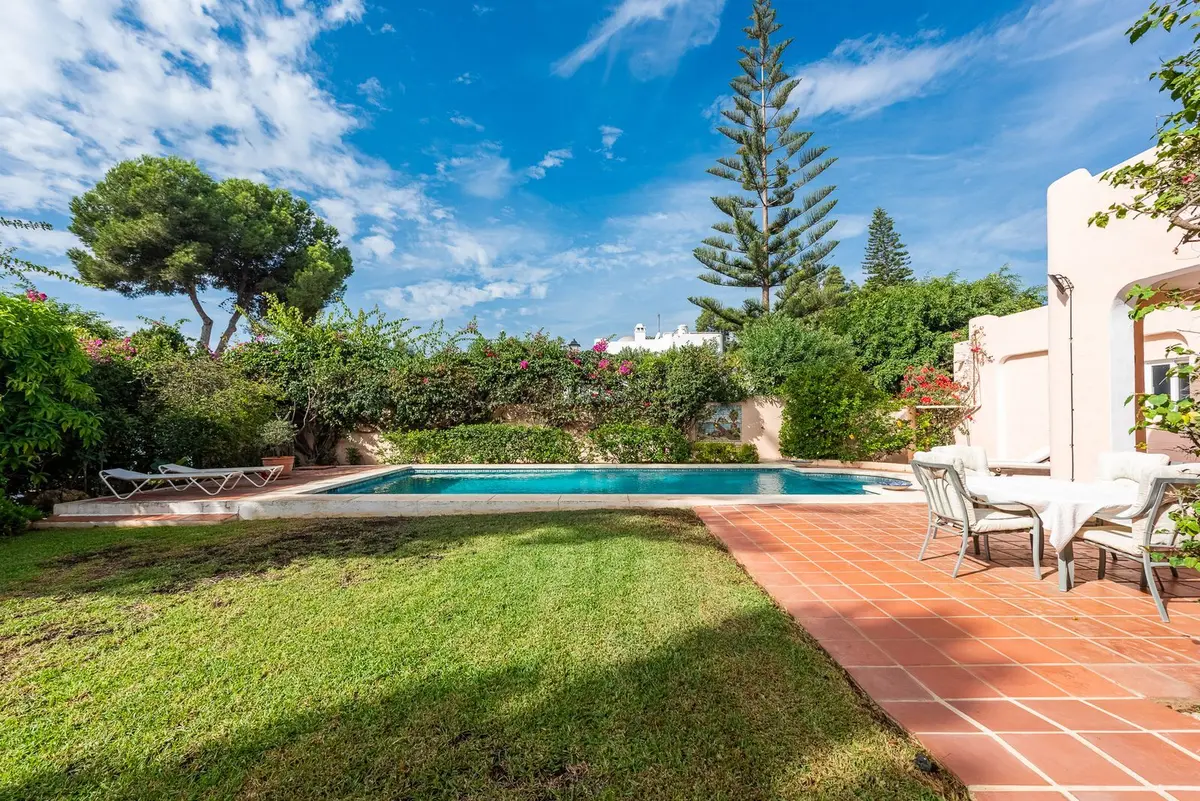 Detached Villa in El Paraiso