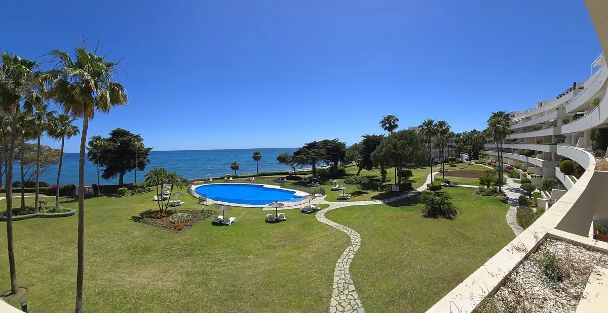 Middle Floor Apartment in Estepona