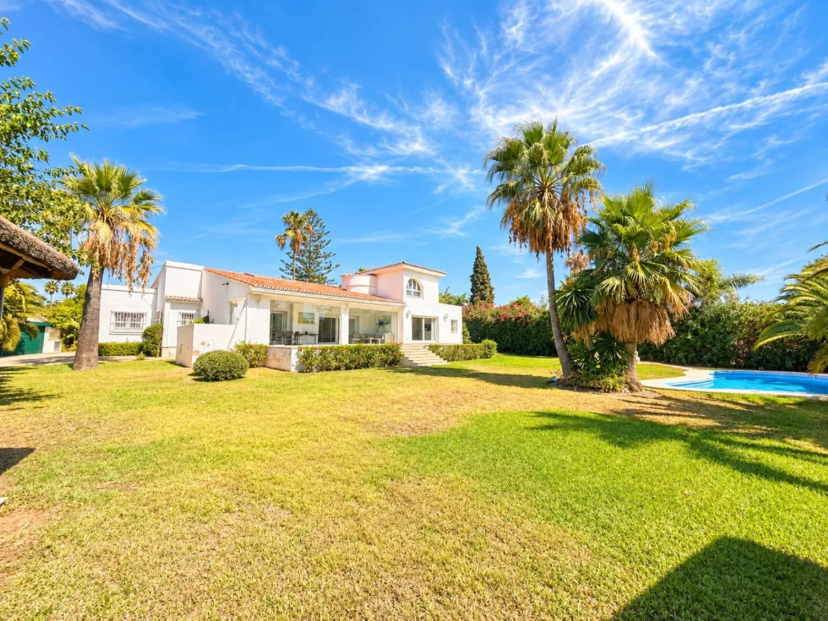 Detached Villa in El Paraiso