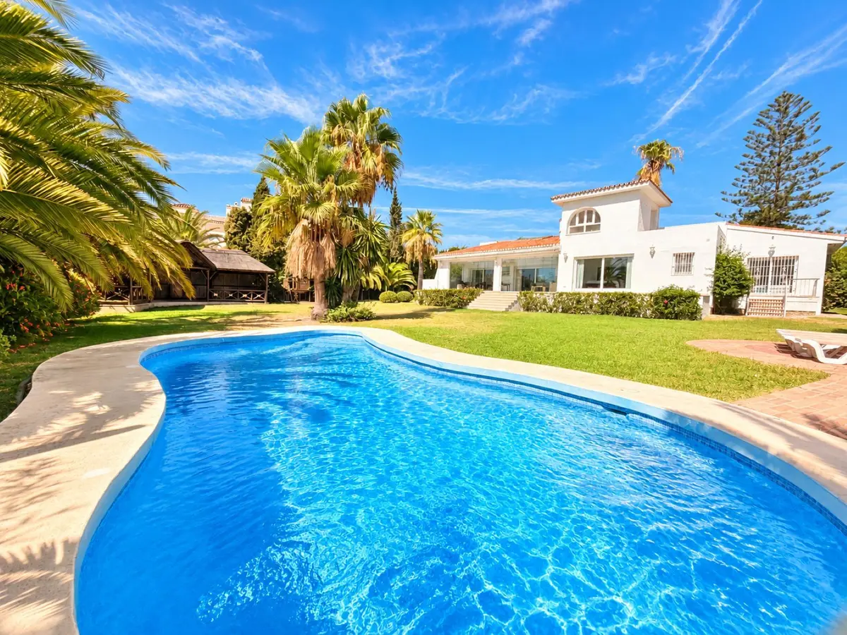 Detached Villa in El Paraiso