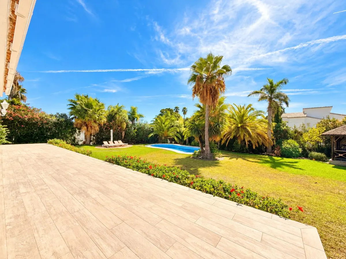 Detached Villa in El Paraiso