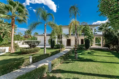 Frontline Golf Villa in Nueva Andalucía with Guest Apartment
