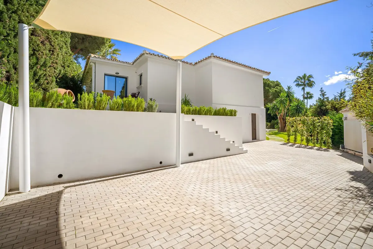 Detached Villa in Nueva Andalucía