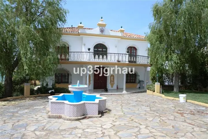 Detached Villa in Estepona