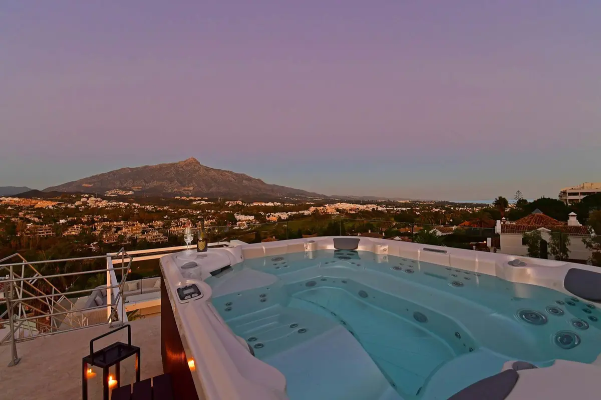 Detached Villa in Nueva Andalucía