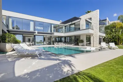 Frontline Golf Villa in Benahavís with Private Pool