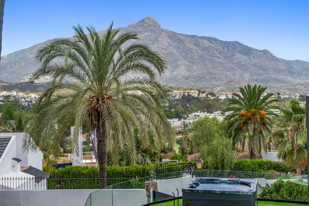 Detached Villa in Nueva Andalucía
