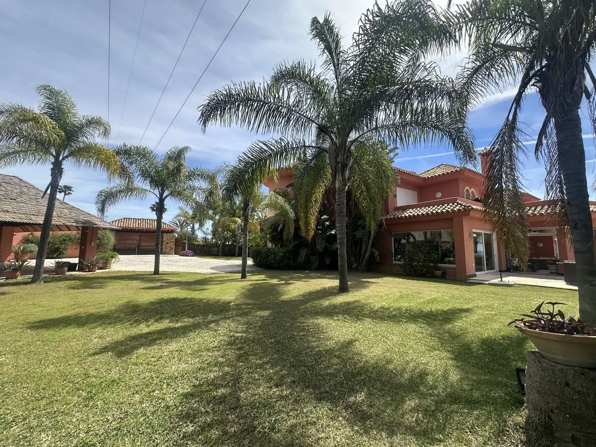 Detached Villa in El Paraiso