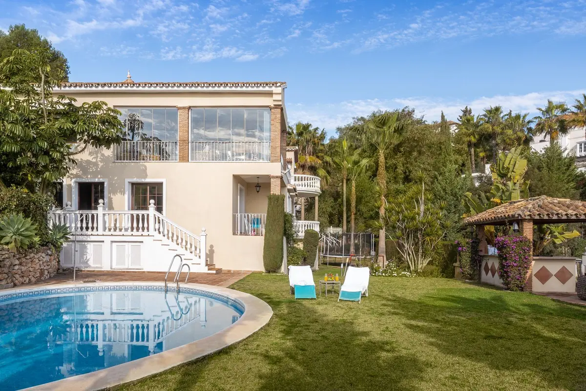 Detached Villa in El Paraiso