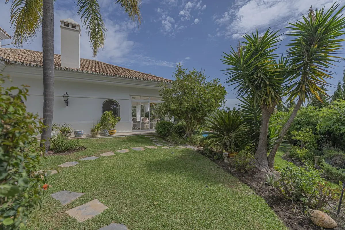 Detached Villa in El Paraiso
