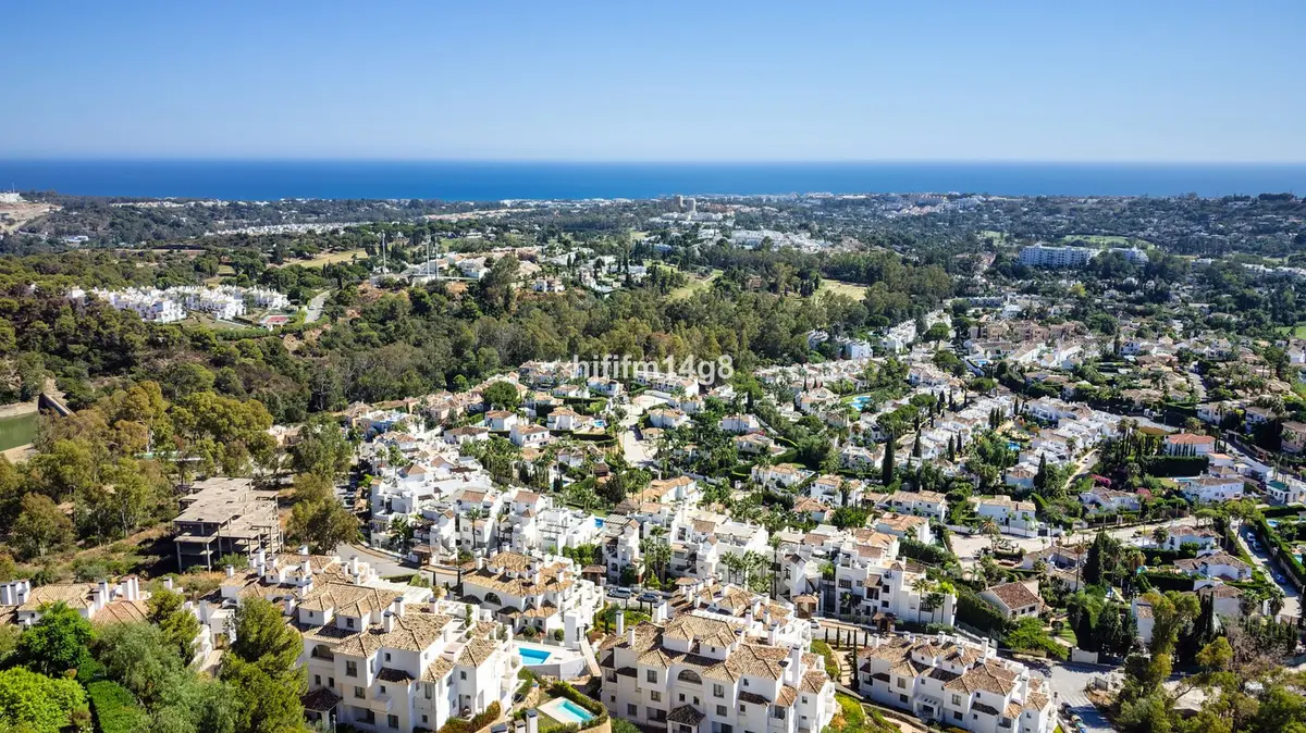 Middle Floor Apartment in Nueva Andalucía