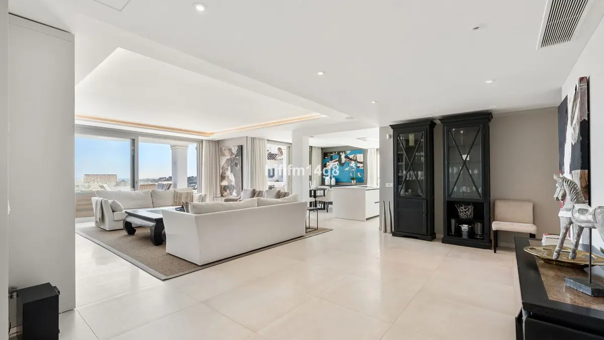 Middle Floor Apartment in Nueva Andalucía