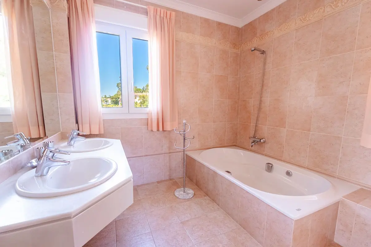 Detached Villa in El Paraiso