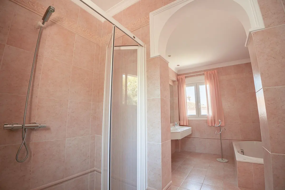 Detached Villa in El Paraiso