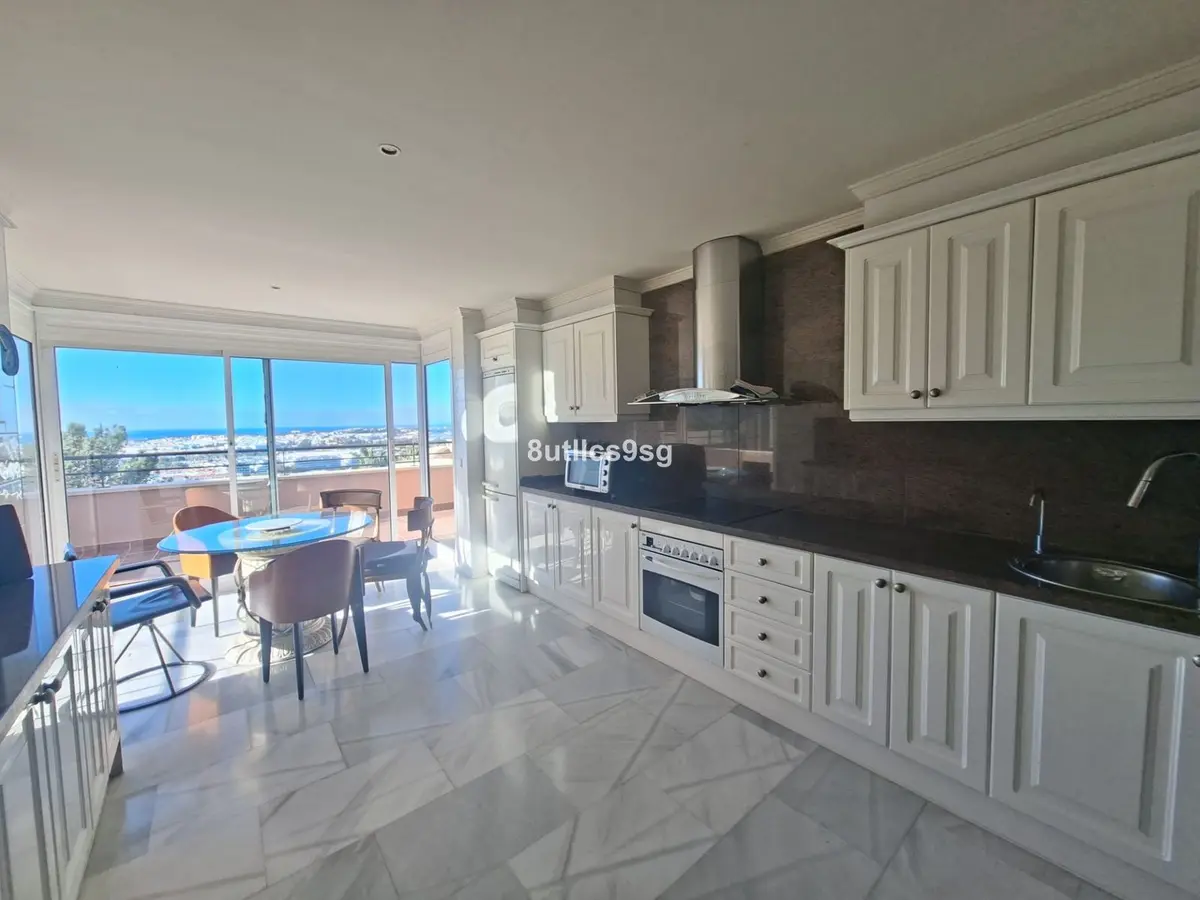 Middle Floor Apartment in Nueva Andalucía