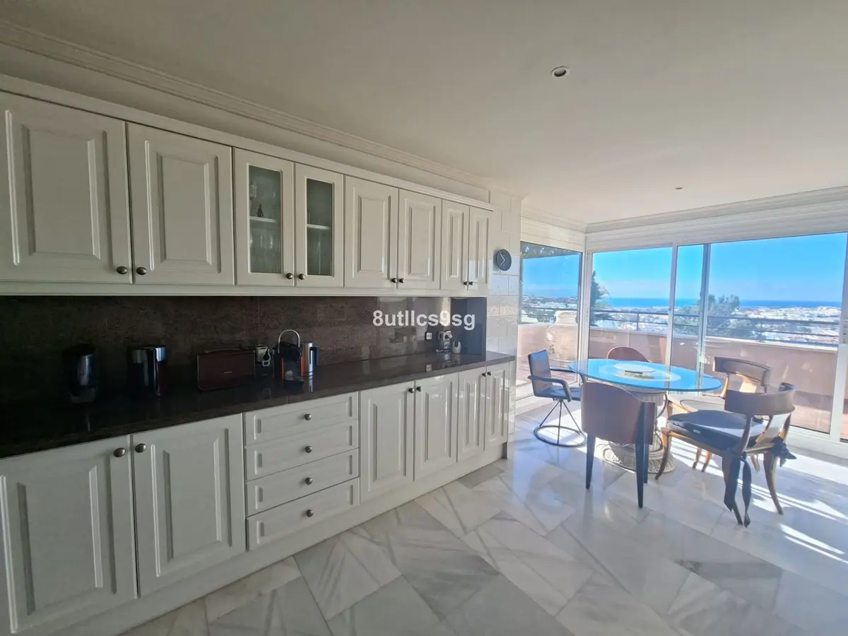 Middle Floor Apartment in Nueva Andalucía