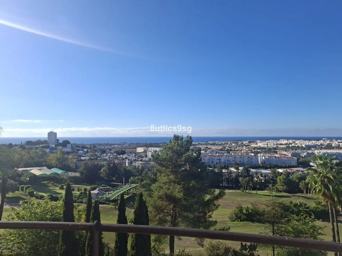Middle Floor Apartment in Nueva Andalucía