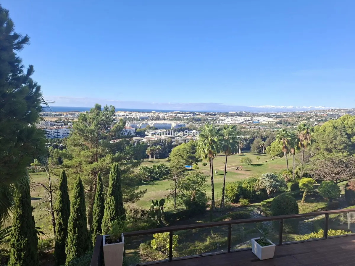 Middle Floor Apartment in Nueva Andalucía