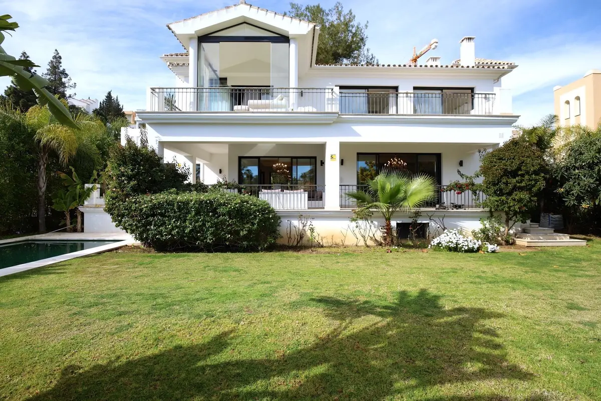 Detached Villa in Nueva Andalucía
