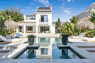 Frontline Golf Villa in Nueva Andalucía with Tennis Court