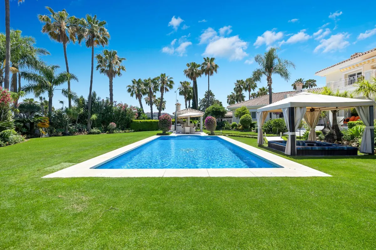 Detached Villa in Nueva Andalucía