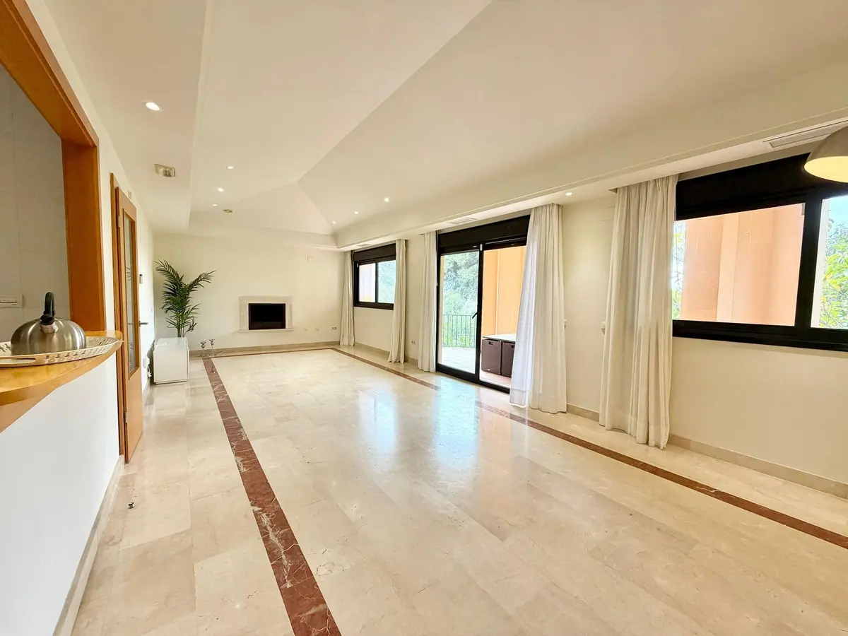 Top Floor Apartment in Puerto Banús