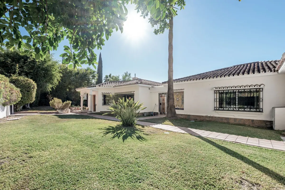 Detached Villa in El Paraiso