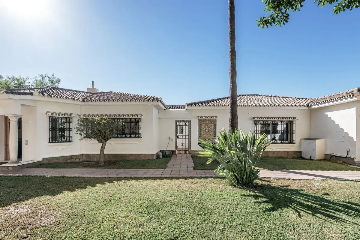 Detached Villa in El Paraiso