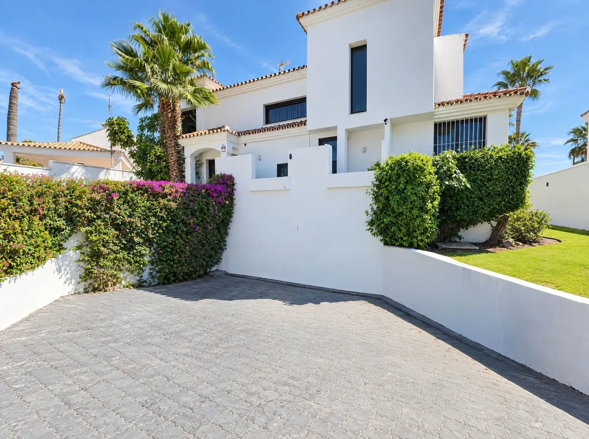 Detached Villa in Nueva Andalucía
