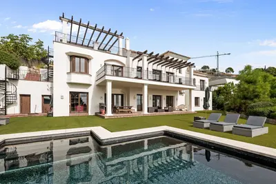 Panoramic Sea View Villa in Monte Mayor with Private Pool