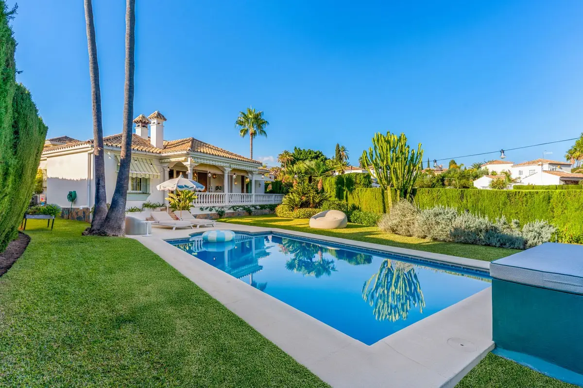 Detached Villa in El Paraiso