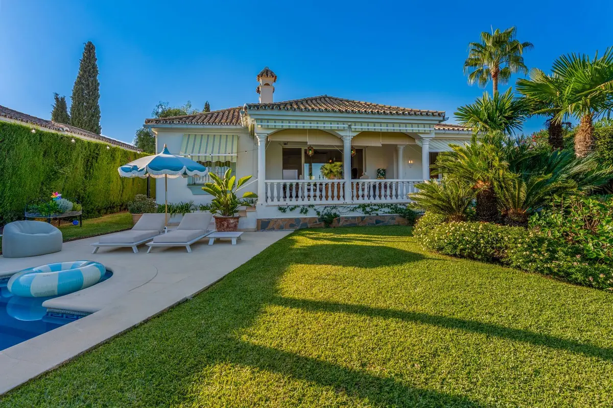 Detached Villa in El Paraiso