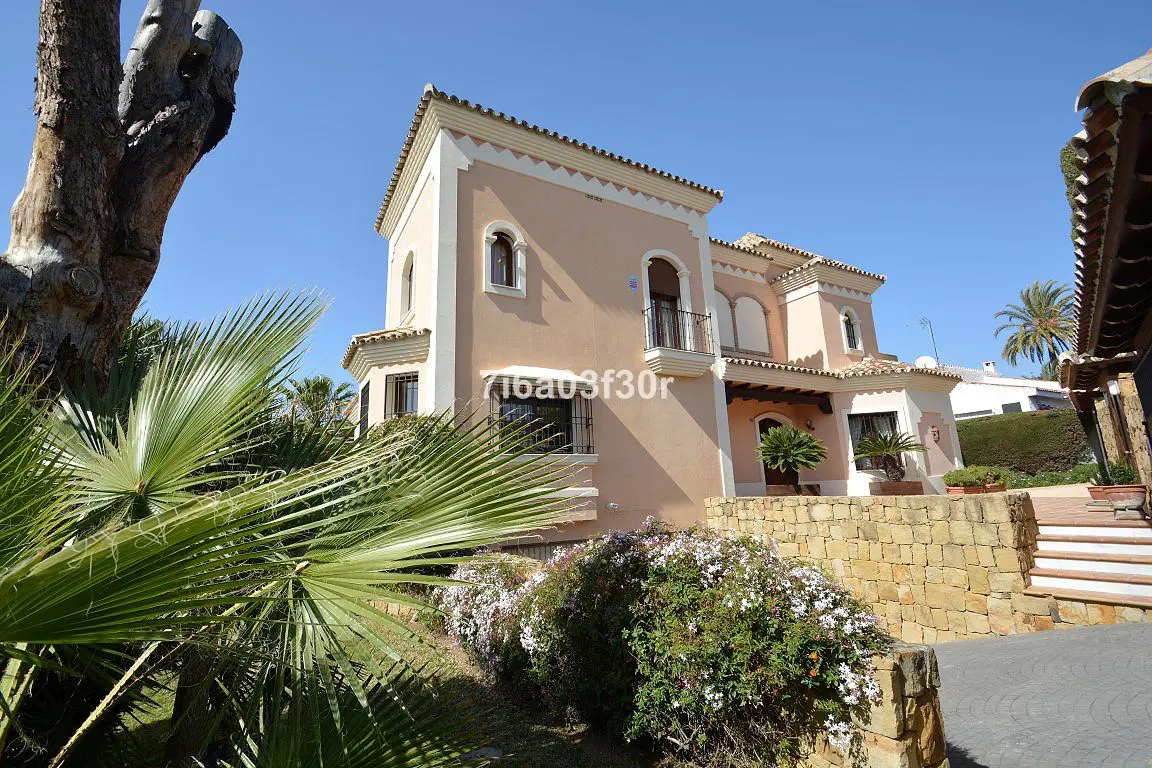 Detached Villa in Nueva Andalucía